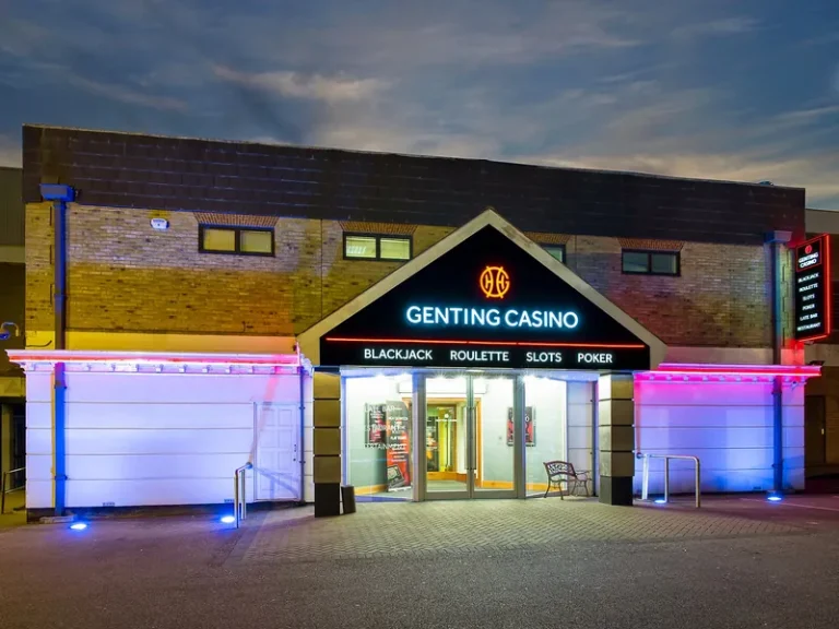 Genting Casino Luton entrance at night